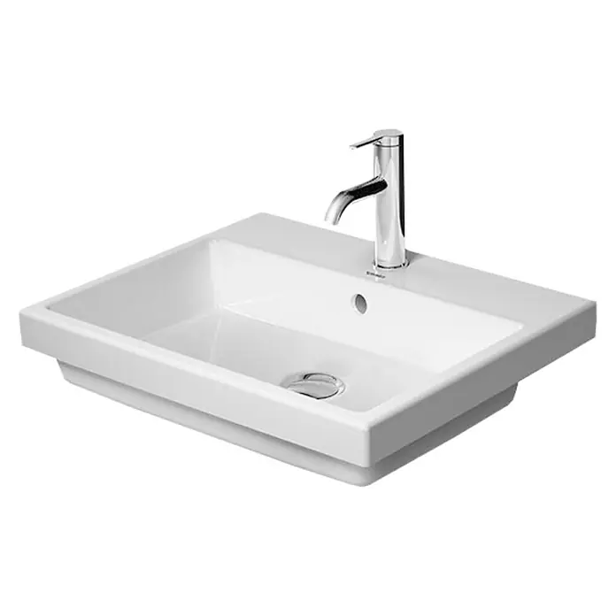 Duravit Vero Air Einbauwaschbecken - 55 x 45,5 cm, Ohne Spezialglasur, Hahnloch: Mitte, Mit Überlauf, Weiß - Das Bild zeigt ein eckiges Aufsatzwaschbecken mit einer glänzenden Armatur. Das Waschbecken ist aus weißer Keramik gefertigt.