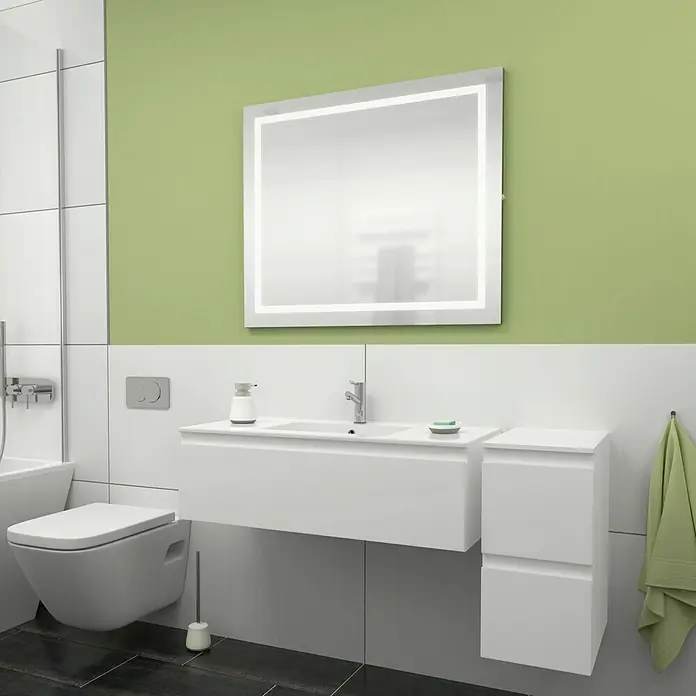Camargue Espacio Badmöbel-Set L2 - 130 cm, Gama weiß matt - Ein modernes Badezimmer mit einem beleuchteten Spiegel über einem weißen Waschtisch mit Unterschrank und hängendem WC.