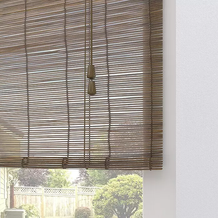 Rollo Basic - B x H: 80 x 160 cm, Braun, Uni - Braune Bambus-Rolljalousien bedecken teilweise ein Fenster, spenden natürliches Licht und Privatsphäre mit Gartenblick.
