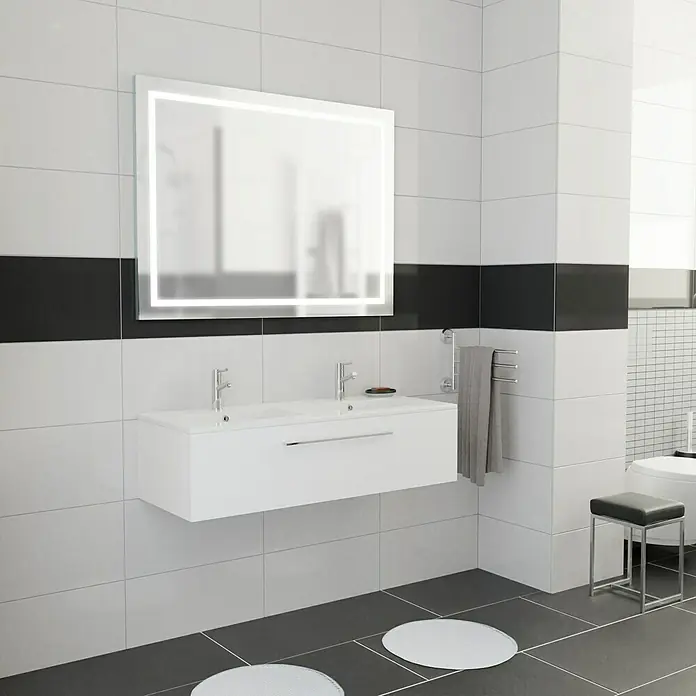 Camargue Espacio Badmöbel-Set K11 - 120 cm, Mira - Modernes Badezimmer-Interieur mit einem weißen Waschtisch und einem beleuchteten Spiegel.