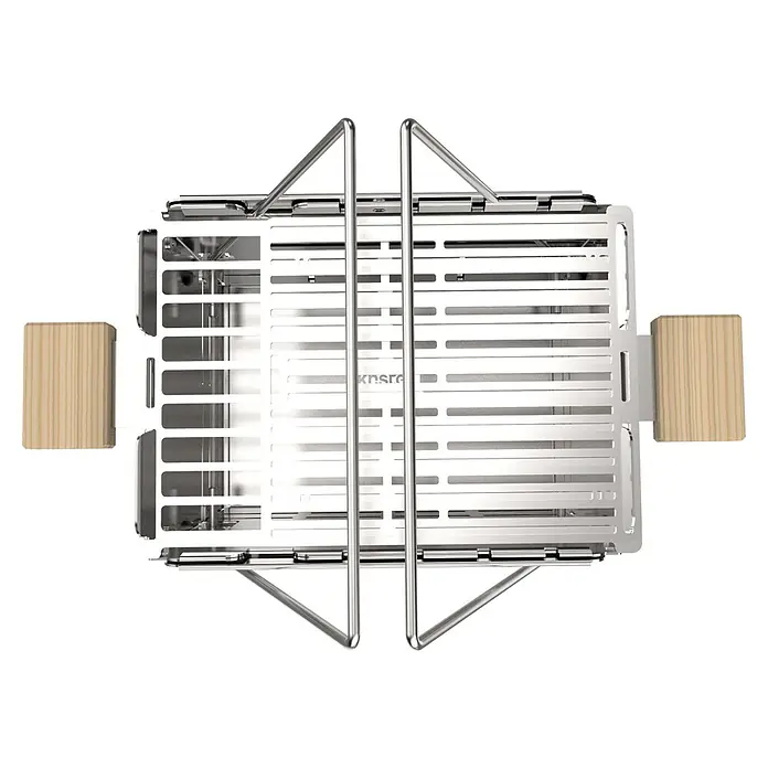 Knister Holzkohlegrill Premium - Grillfläche (B x T): 52 x 22 cm, Silbergrau - Nahaufnahme eines Knsre-Produkts mit Holzgriffen und einem Gitterdesign, das für den Außenbereich geeignet ist.