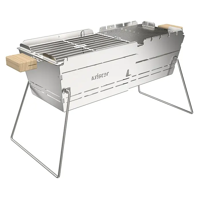 Knister Holzkohlegrill Premium - Grillfläche (B x T): 52 x 22 cm, Silbergrau - Das Bild zeigt einen tragbaren Krister Grill aus Edelstahl mit Holzgriffen und filigranem Design für den Einsatz im Freien.