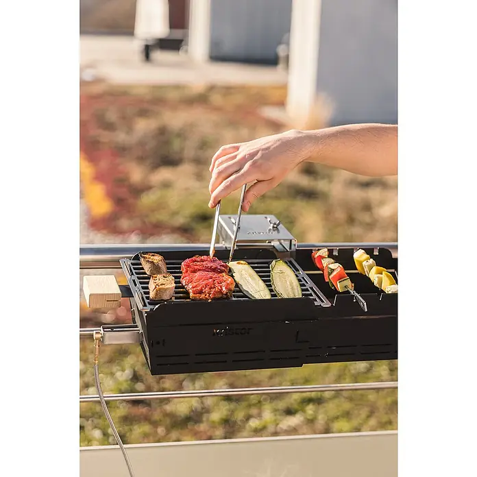 Knister Grillzange - Länge: 22 cm - Grillen im Freien mit dem Balkongrill. Köstliches Fleisch, Gemüse und Spieße brutzeln auf dem portablen Grill.