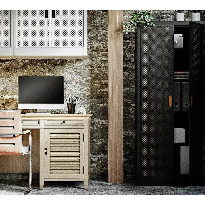 Fleysen Metall-Mehrzweckschrank - L x B x H: 40 x 80 x 180 mm, Schwarz/Orange, Anzahl Türen: 2 Stk. - Arbeitsplatz mit hellem Schreibtisch, Computermonitor, Büromaterial und einem schwarzen Metallschrank mit Lochmuster.