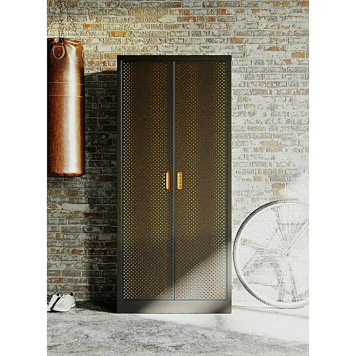 Fleysen Metall-Mehrzweckschrank - L x B x H: 40 x 80 x 180 mm, Schwarz/Orange, Anzahl Türen: 2 Stk. - Diese Aufnahme zeigt einen Garderobenschrank mit perforierten Türen und minimalistischen Griffen vor einer Ziegelwand.