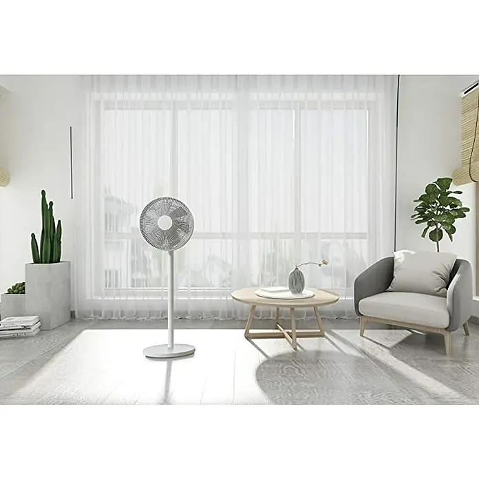 Xiaomi Ventilador de pie Mi Smart Standing Fan 1C / 2 Lite - Blanco, 90 cm - Un elegante ventilador de pie blanco en una habitación luminosa con cortinas, que proporciona una refrigeración agradable y un ambiente moderno.