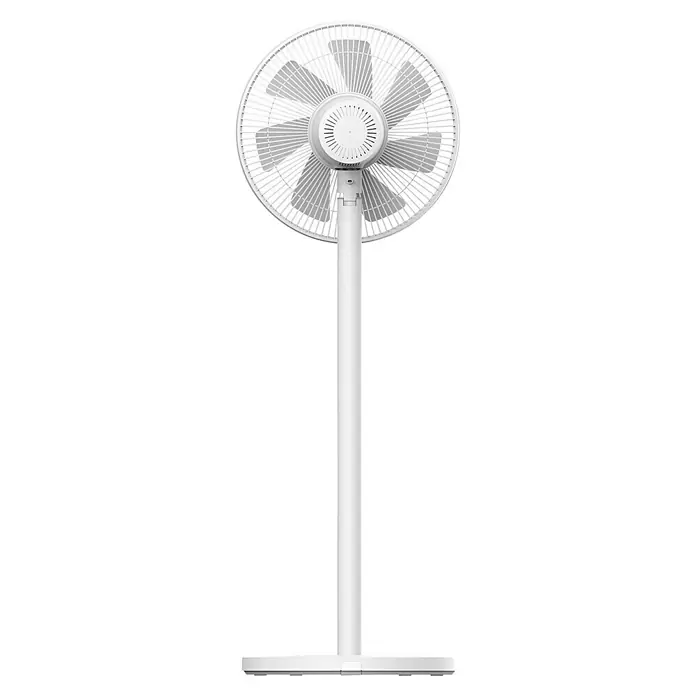 Xiaomi Ventilador de pie Mi Smart Standing Fan 1C / 2 Lite - Blanco, 90 cm - Primer plano de un ventilador de pie blanco. El aparato tiene un diseño elegante y es ideal para la circulación del aire.