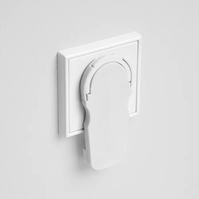 Voltomat Flachstecker - Weiß - Nahaufnahme einer weißen Steckdose mit Kindersicherung an einer weißen Wand, die Sicherheit bietet.