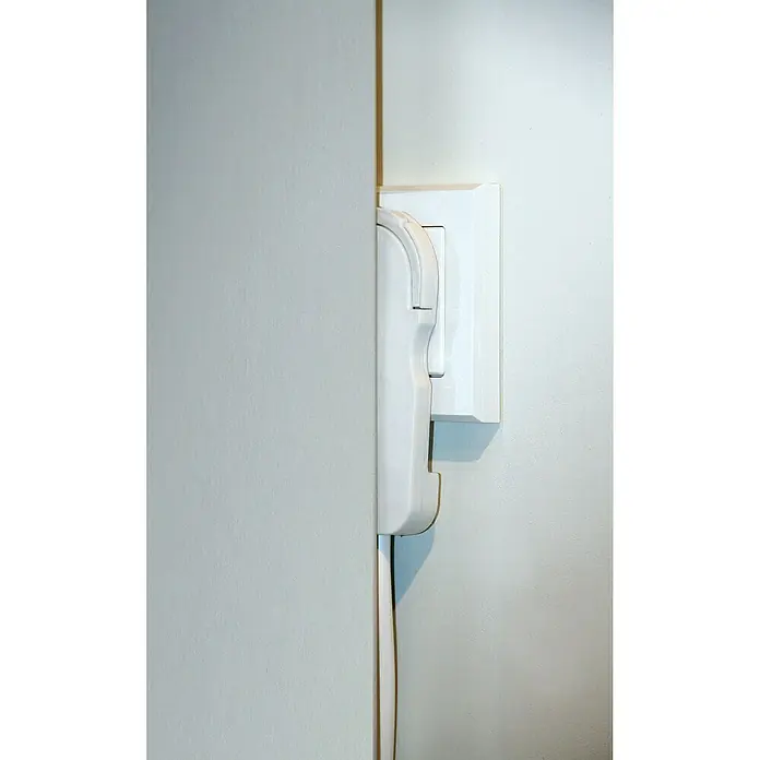 Voltomat Flachstecker - Weiß - Weißer Türspion mit Kabel an einer hellen Wand neben einer Ecke, dezentes Design.