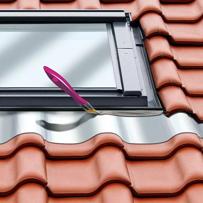 MEM Dicht-Fix - 4 l - Rosa Pinsel trägt Dichtmittel auf das Dachfensterblech eines Ziegeldachs auf.