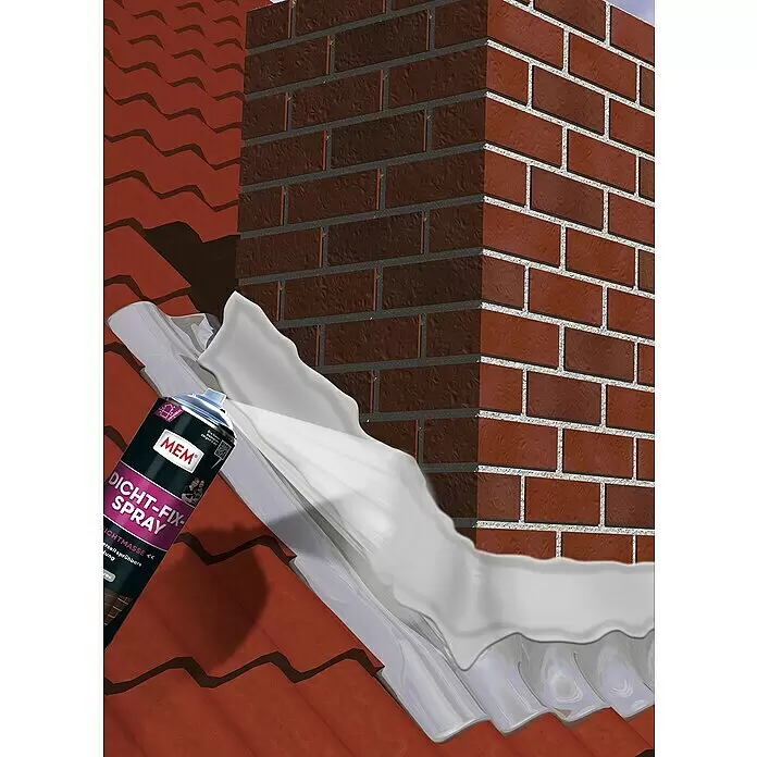 MEM Dicht-Fix Spray - 500 ml - MEM Dicht-Fix Spray trägt weiße Dichtmasse um einen Ziegelschornstein auf einem roten Ziegeldach auf.