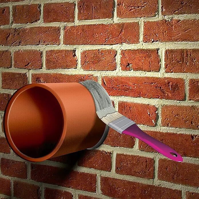 MEM Dicht-Fix - 4 l - Ein Pinsel mit magenta Griff und grauer Farbe streicht ein orangefarbenes Rohr, das aus einer roten Ziegelwand ragt.