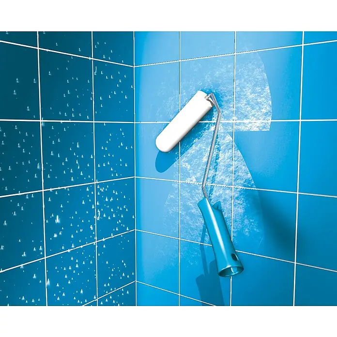 MEM Dusch-Bad-Dicht - 1 l - Nahaufnahme einer blau gefliesten Wand, die mit einem Farbpinsel gereinigt wird, der saubere und glänzende Ergebnisse liefert.