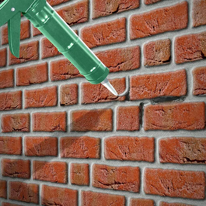MEM Reparaturmörtel Fix&Fertig - Zementgrau, 300 ml - Eine grüne Dichtpistole füllt einen Riss in einer roten Backsteinmauer. Ideal für Reparaturen und Renovierungen im Innen- und Außenbereich.