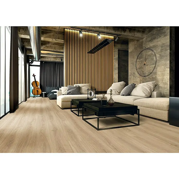 LOGOCLIC Junta de transición Bosco - 2,44 m x 42 mm x 12 mm, Pegado - La sala de estar cuenta con un suelo de madera de color claro, proporcionando calidez y una estética natural al espacio.