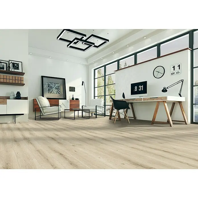 LOGOCLIC Rodapié Roble Kiev - 220 cm x 15 mm x 80 mm, MDF - Suelo laminado claro en una sala de estar moderna con decoración minimalista. El laminado crea un ambiente luminoso y acogedor.