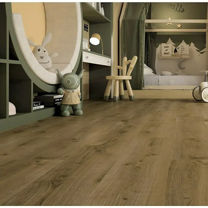 LOGOCLIC Junta de transición Alter - 2,44 m x 42 mm x 12 mm, Pegado - La imagen muestra un suelo de madera cálido y natural en una habitación infantil con juguetes y muebles. Ideal para interiores acogedores.