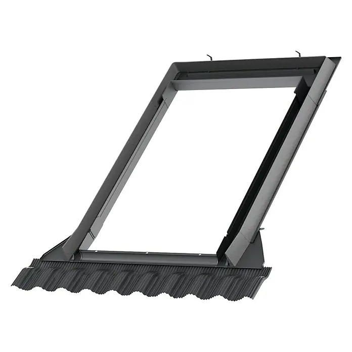 Velux Marco integrado ondulado EDW CK04 0000 - 55 x 98 cm - Primer plano de una ventana de tejado integrada en un tejado de pizarra. La ventana tiene un marco gris y está fotografiada desde arriba.
