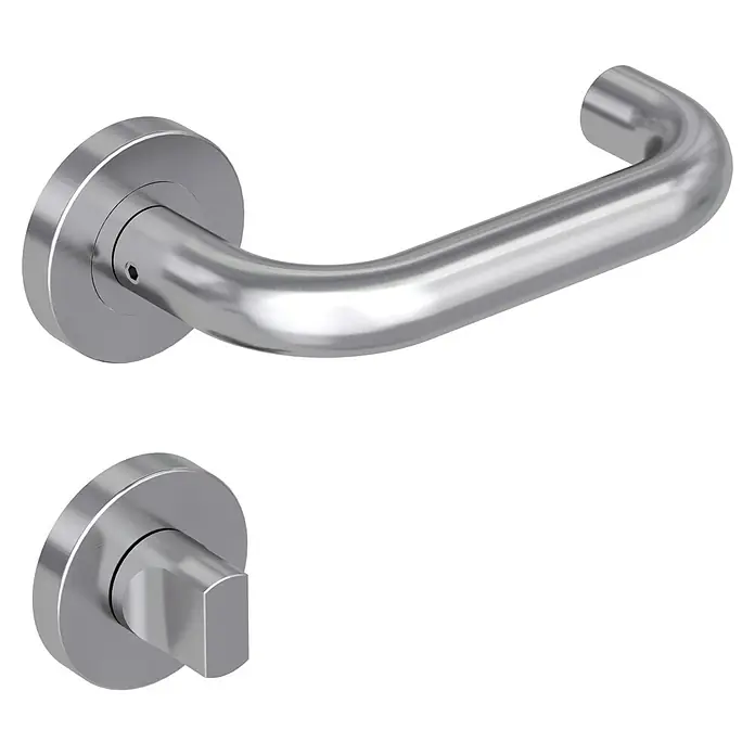 Diamond Doors Modern Drückergarnitur WC Vermont - Edelstahl, L-Form, Stärke Tür: 40 mm - 45 mm, Schlitzkopf/Olive - Nahaufnahme eines Türgriffs und Schlosses aus Edelstahl mit einer glänzenden Oberfläche, isoliert auf schwarzem Hintergrund.
