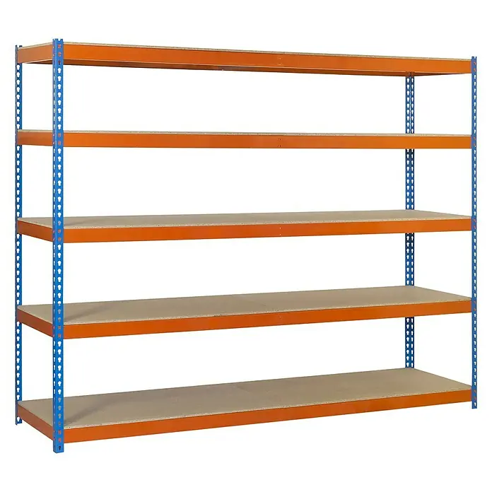 Simonrack Simonforte Schwerlastregal Simonforte Chipboard - H x B x T: 200 x 240 x 90 cm, Traglast pro Boden: 600 kg, Anzahl Böden: 5 Stk., Stecken, Blau/Orange - Aufnahme eines robusten Lagersystems mit fünf Regalen, ideal für Werkstatt oder Lager, mit blauen Rahmen und orangefarbenen Regalborden.