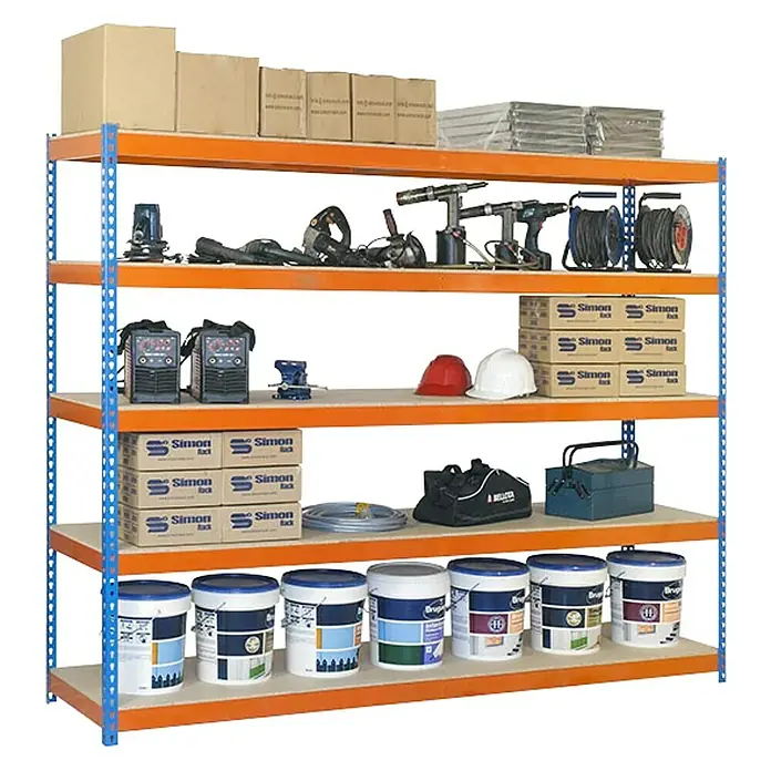 Simonrack Simonforte Schwerlastregal Simonforte Chipboard - H x B x T: 200 x 180 x 45 cm, Traglast pro Boden: 600 kg, Anzahl Böden: 5 Stk., Stecken, Blau/Orange - Regal mit Werkzeugen und Zubehör. Die Regale sind mit Kartons, Werkzeugen, Sicherheitsausrüstung und Farbdosen gefüllt.