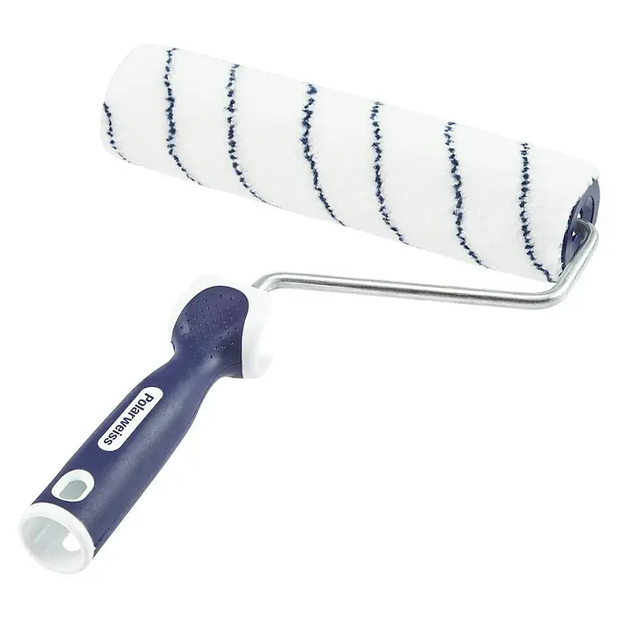 SCHÖNER WOHNEN-Farbe Renovier-Set Polarweiß mit Profi-Roller - 2 -tlg., Weiß - Nahaufnahme einer Farbwalze mit blauem Griff und gestreifter Walze. Ideal für gleichmäßiges Auftragen von Farbe auf verschiedenen Oberflächen.