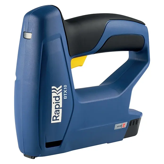 Rapid Akku-Tacker BTX10 - 3,6 V, Klammertiefe: 4 mm - 10 mm - Das Bild zeigt einen blauen Rapid BTX10 Elektrotacker mit schwarzem Griff und gelbem Auslöser, ideal für Heimwerkerarbeiten.
