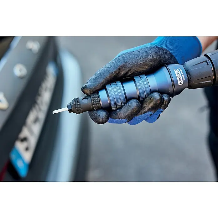 Rapid Blindnietvorsatz RP150 Multi™ - Geeignet für: Akkuschrauber/Bohrmaschinen - Nahaufnahme eines Rapid RP100 Multi Nietgeräts, das von einer Hand mit Schutzhandschuh gehalten wird.