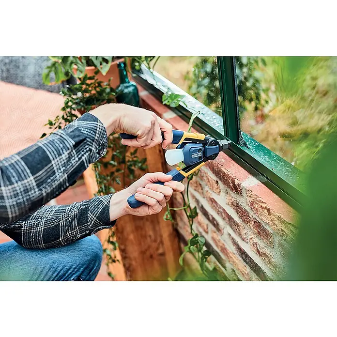 Rapid Blindnietzange RP100 Multi - Passend für: Blindniete von 3,2 bis 4,8 mm - Nahaufnahme einer Person, die eine Rapid Zangennietmutternzange verwendet, um ein Fenster an einem Backsteingebäude zu befestigen.
