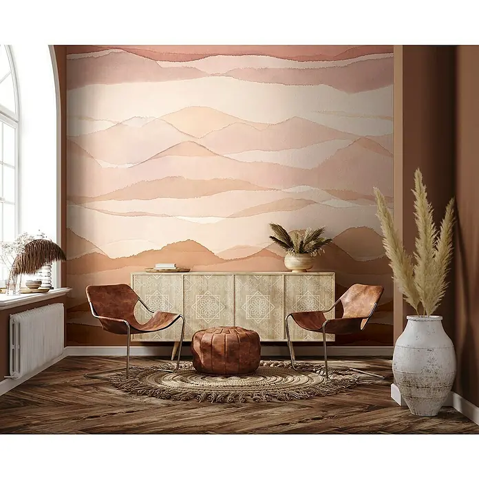 Marburg Smart Art Gallery Fototapete Wolken/Berge - B x H: 3,18 x 3,4 m, Vlies - Wohnzimmer mit braunen Ledersesseln und beigem Sideboard vor einer gemusterten Wand. Gemütliche Atmosphäre mit modernem Flair.