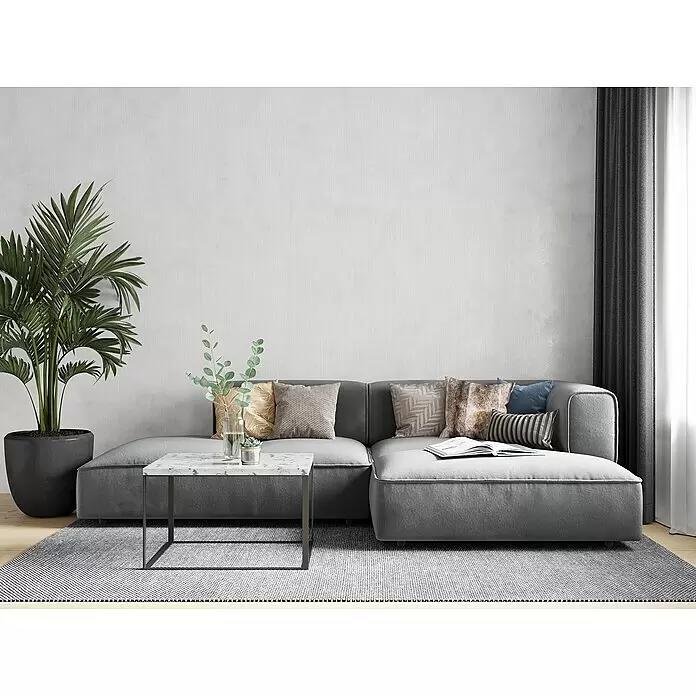 Marburg Modernista Vliestapete - Weißbeige, Uni, 10,05 x 0,53 m - Modernes Wohnzimmer mit grauem Ecksofa, Zierkissen, Marmor-Couchtisch und großer Topfpflanze.