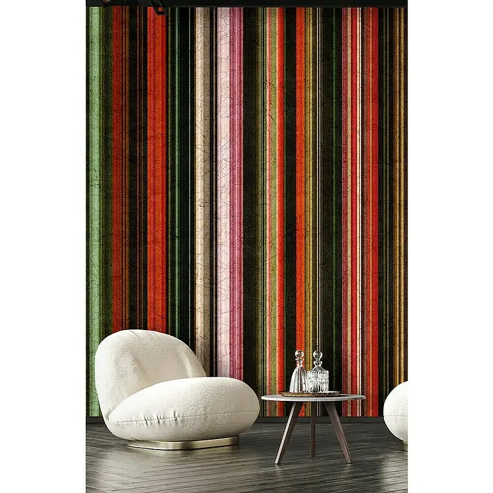 Marburg Smart Art Gallery Fototapete - B x H: 2,12 x 2,7 m, Vlies - Ein stilvolles Interieur mit einem bequemen Sessel und einem eleganten Beistelltisch vor einer Wand mit bunten Streifen.