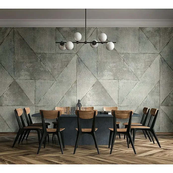 Marburg Smart Art Gallery Fototapete Dreiecke - B x H: 2,12 x 2,7 m, Vlies - Esszimmer mit einem Esstisch und Holzstühlen vor einer grauen, dreieckigen Wand, beleuchtet von einer modernen Pendelleuchte.