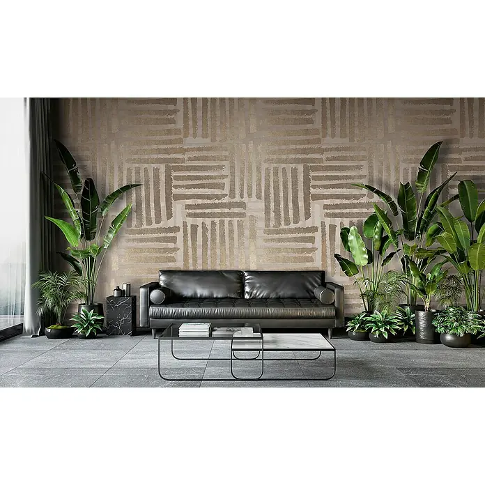 Marburg Smart Art Gallery Fototapete Grafisches Muster - B x H: 2,12 x 3,4 m, Vlies, Greige - Wohnzimmerdesign mit stilvollem schwarzen Ledersofa, modernem Couchtisch und Zimmerpflanzen vor einer gemusterten Wand.