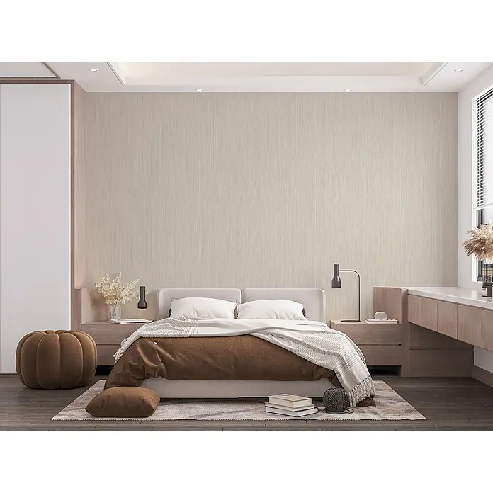 Marburg Modernista Vliestapete - Beige, Uni, 10,05 x 0,53 m - Schlafzimmer-Interieur mit einem stilvollen Bett, Nachttischen und einem eleganten Hocker, das eine ruhige Atmosphäre schafft.