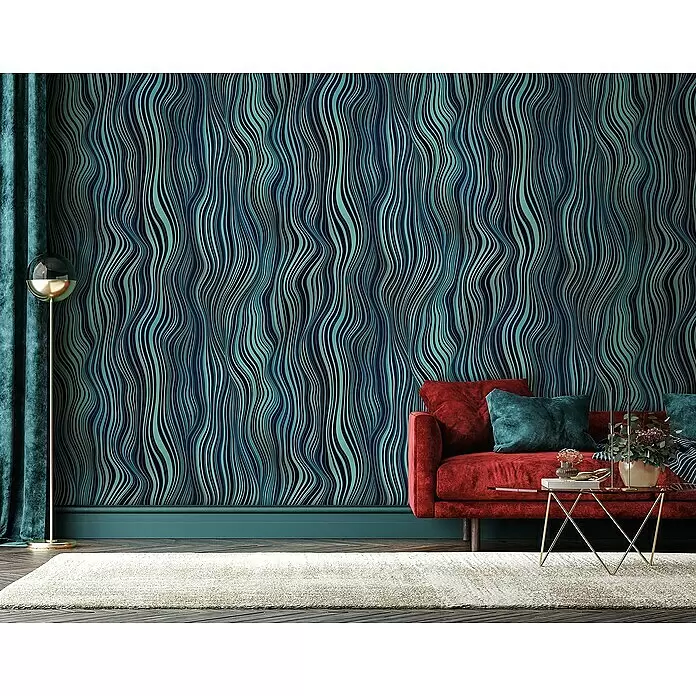 Marburg Smart Art Gallery Fototapete Grafische Wellenlinie - B x H: 2,12 x 2,7 m, Vlies, Türkis - Wellenförmige dunkel- und hellblaue Streifentapete in einem Wohnzimmer hinter einem roten Sofa.