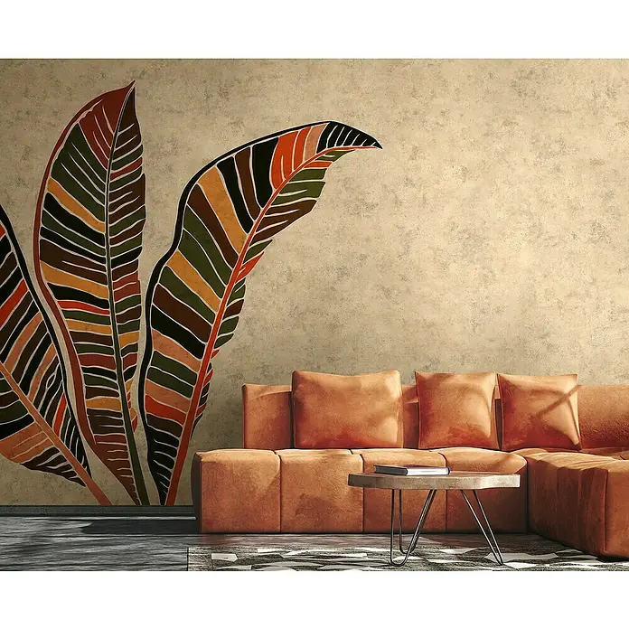 Marburg Smart Art Gallery Fototapete - B x H: 2,12 x 2,7 m, Vlies, Blattdetail - Elegante Wohnraumgestaltung mit einem orangefarbenen Ecksofa und einem modernen Couchtisch, ergänzt durch ein auffälliges Wandbild mit Blättern.