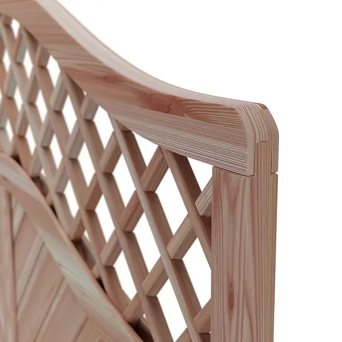 T & J Sichtschutzelement Classico Krone - B x H: 180 x 180 cm, Natur - Nahaufnahme eines Holzzauns mit filigranem Rautenmuster, der die natürliche Schönheit und Handwerkskunst des Produkts hervorhebt.