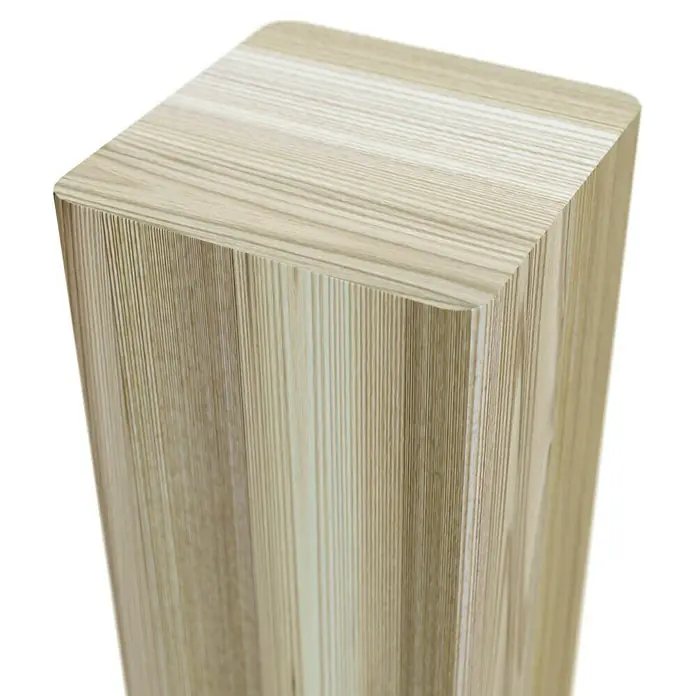 T & J Pfosten - 9 x 9 x 180 cm, Grün - Nahaufnahme einer modernen Holzstele mit abgerundeten Kanten und markanter Maserung vor einem schwarzen Hintergrund.