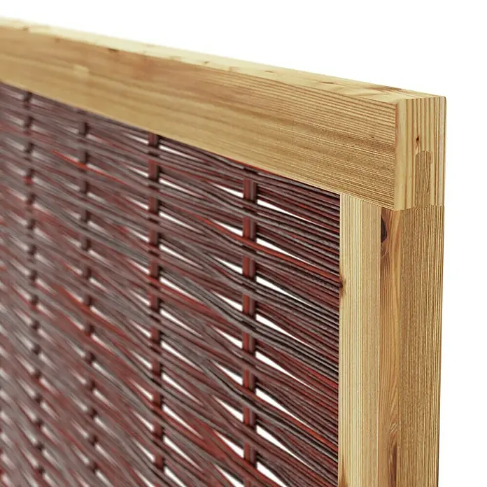 T & J Sichtschutzelement Fako - 120 x 140 cm, Braun - Nahaufnahme einer braunroten Weidezaunplatte mit einem hellen Holzrahmen. Die Struktur und das Material des Produkts sind deutlich sichtbar.
