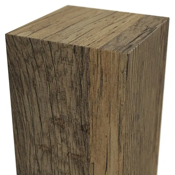 T & J Pfosten Nor - 9 x 9 x 110 cm, Passend für: Nor-Serie, Braun - Nahaufnahme eines quadratischen Holzsockels mit markanter Maserung, ideal für Ausstellungen oder als dekoratives Element.