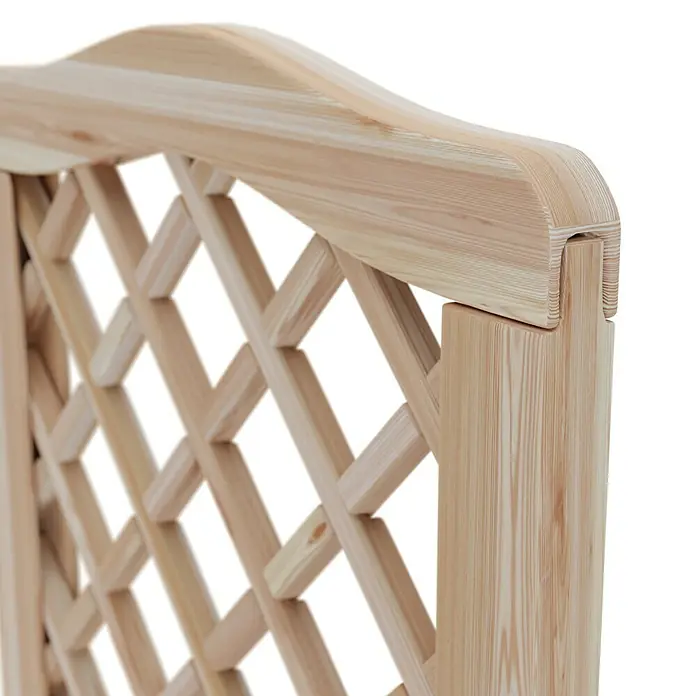 T & J Sichtschutzelement Classico Krone - B x H: 60 cm x 180 mm, Natur - Nahaufnahme eines Holzzauns mit Rautenmuster und abgerundeter Oberkante, gefertigt aus hellem, unbehandeltem Holz.