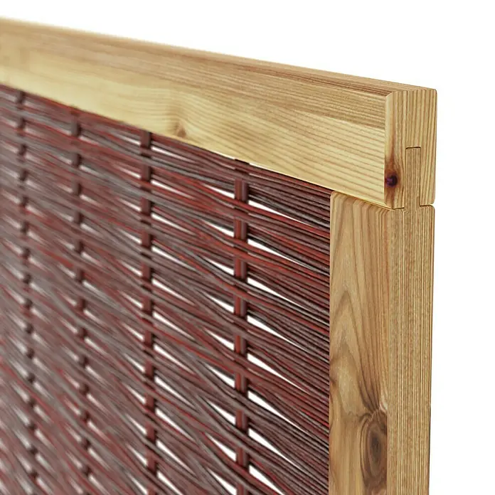 T & J Sichtschutzelement Fako - 120 x 120 cm, Braun - Nahaufnahme eines dekorativen Flechtelements mit Holzrahmen, ideal für Garten oder Innenräume. Die braune Flechtstruktur bietet Sichtschutz.