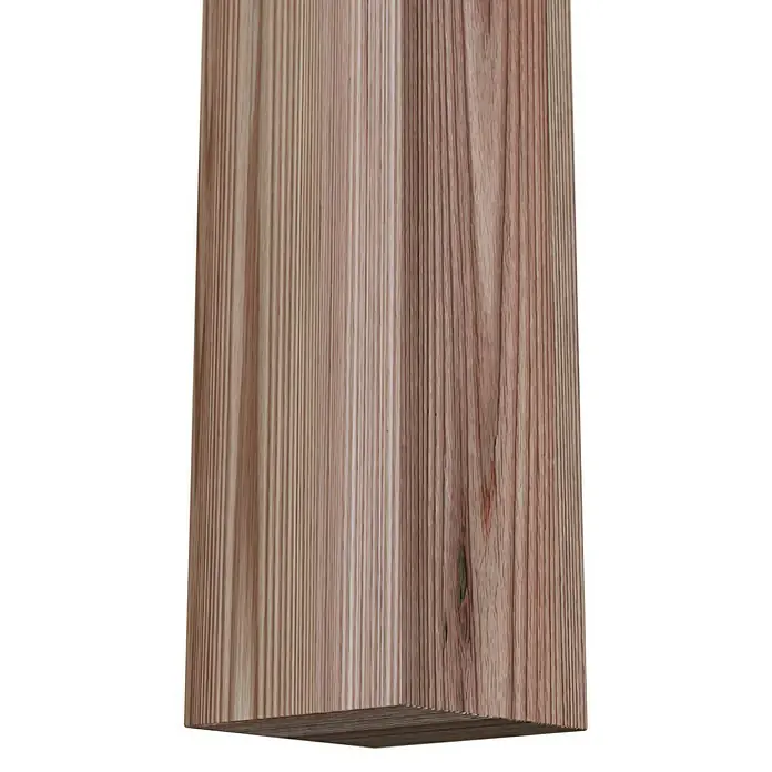 T & J Pfosten Jütland - 9 x 9 x 210 cm, Passend für: Serie Jütland & Lolland, Grün - Dieses Bild zeigt ein Kantholz mit deutlicher Maserung auf schwarzem Hintergrund, das die natürliche Schönheit des Holzes hervorhebt.