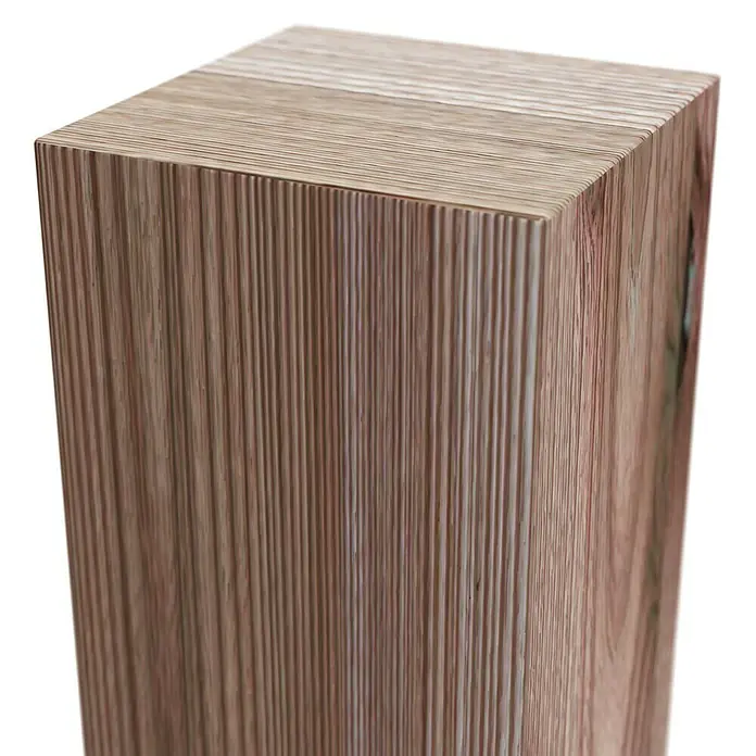 T & J Pfosten Jütland - 9 x 9 x 210 cm, Passend für: Serie Jütland & Lolland, Grün - Ein Holzhocker mit vertikalen Linien, der sowohl als Sitzgelegenheit als auch als dekoratives Element dient. Seine massive Bauweise macht ihn stabil.