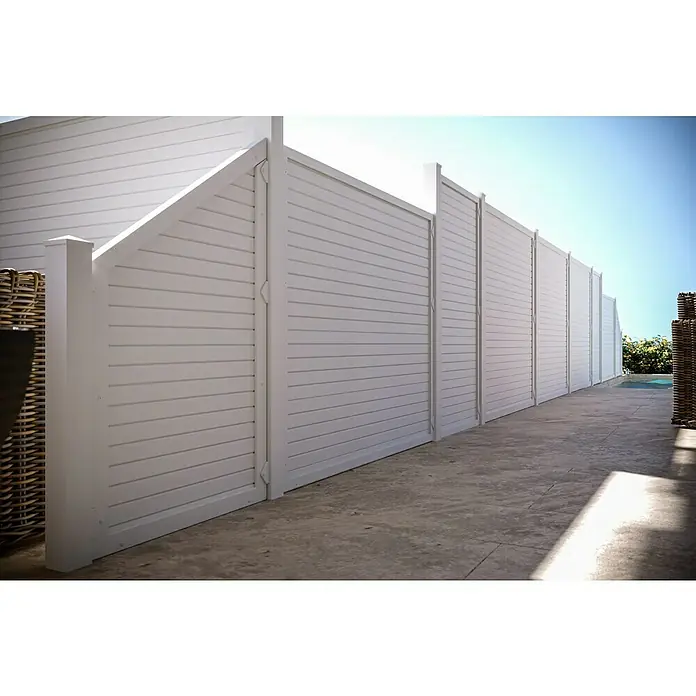 T & J Lightline Sichtschutzelement - 180 x 180 cm, Weiß - Nahaufnahme eines stilvollen weißen Holzgartenzauns, der Privatsphäre und ein modernes Erscheinungsbild bietet.