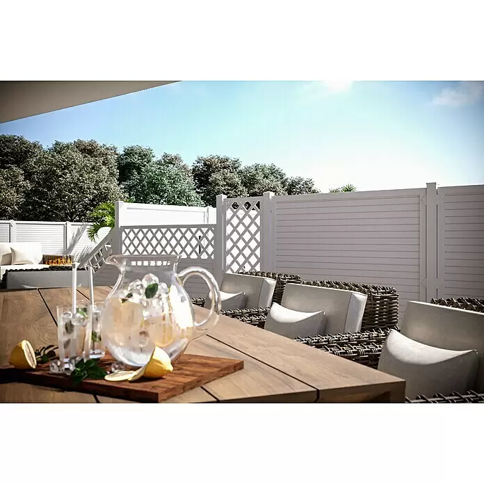 T & J Lightline Sichtschutz-Rankgitter - 60 x 180 cm, Kunststoff, Weiß - Erfrischende Limonade auf Holztisch, umgeben von gemütlichen Rattan-Gartenstühlen mit hellen Kissen auf einer Terrasse.