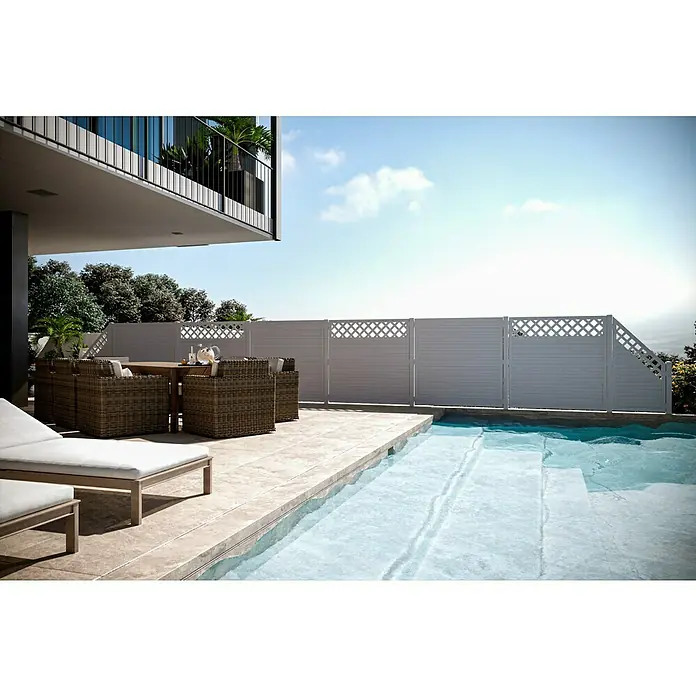 T & J Lightline Sichtschutzelement - 90 x 180 cm, Mit Rankgitter, Weiß, Abschlusselement - Entspannender Außenbereich mit Pool, Liegestuhl und Sitzgruppe neben einem modernen Haus. Der Zaun bietet Privatsphäre.