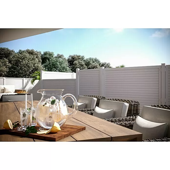 T & J Lightline Sichtschutzelement - 180 x 180 cm, Weiß - Außenterrasse mit Holztisch, Korbstühlen und einem Krug Limonade.