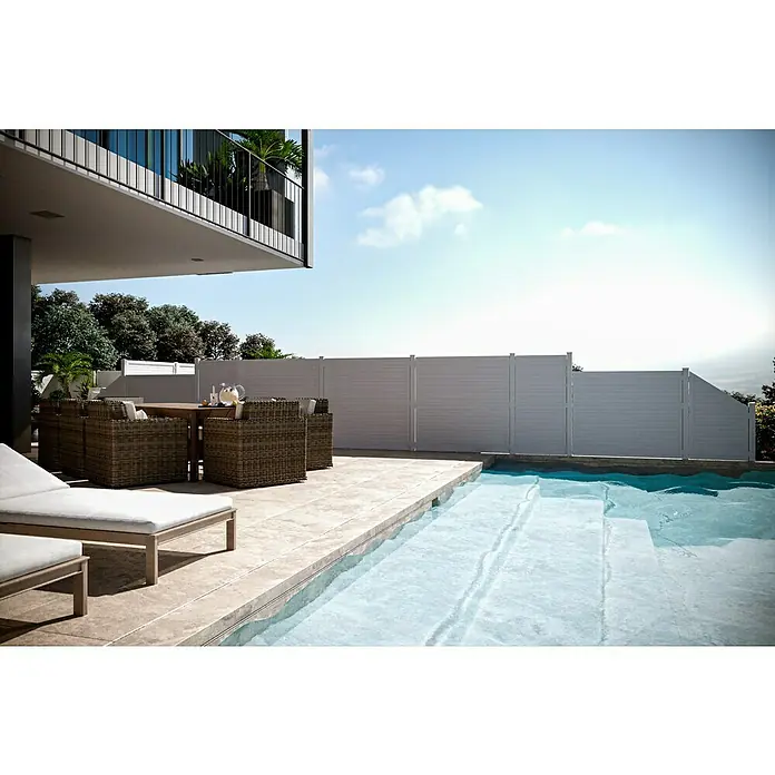 T & J Lightline Sichtschutzelement - 180 x 180 cm, Weiß - Das Bild zeigt einen modernen Außenbereich mit einem eleganten Pool und einer stilvollen Terrassengestaltung, inklusive komfortabler Rattanmöbel.